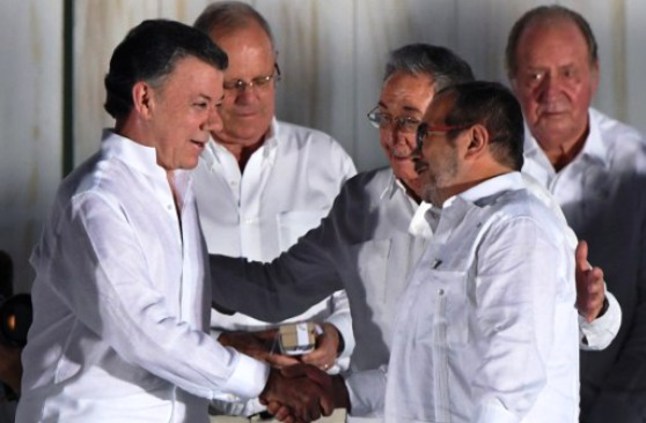 الرئيس الكولومبي وزعيم فارك خلال توقيع اتفاقية السلام